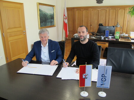 Pogodbo sta podpisala župan Ciril Globočnik in tehnični direktor VGP d.d. Boris Majkić
