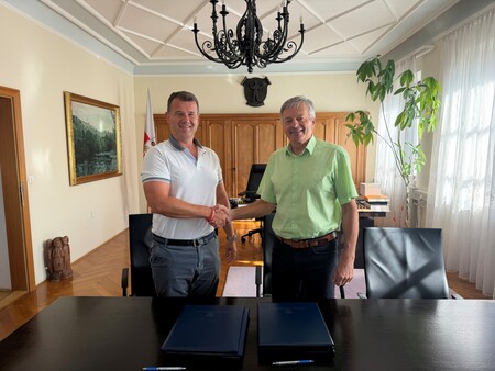 Pogodbe sta podpisala župan in Marko Božič, direktor podjetja Mapri Proasfalt, d.o.o.