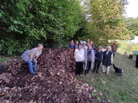 udeleženci delavnice prikaza kompostiranja po biodinamični metodi (foto: Staša Polajnar)