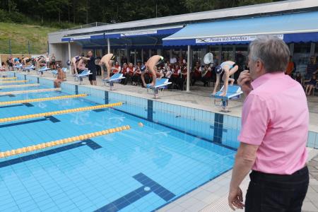 Start plavalcev ob ritmih Pihalnega orkestra Lesce