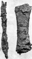 Slika 3 in 4. železna sulična ost, železna tulasta sekira