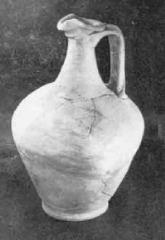 Slika 6. a) Glinen rimski vrček, višina 26 cm