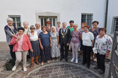 skupina prostovoljk, ki izvajajo program "Starejši za starejše"