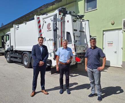 Ob uradnem prevzemu novega smetarskega vozila (z leve): direktor Komunale Radovljica Matija Žiberna, župan Občine Radovljica Ciril Globočnik in direktor podjetja JUST KOM, d. o. o., Igor Strnad